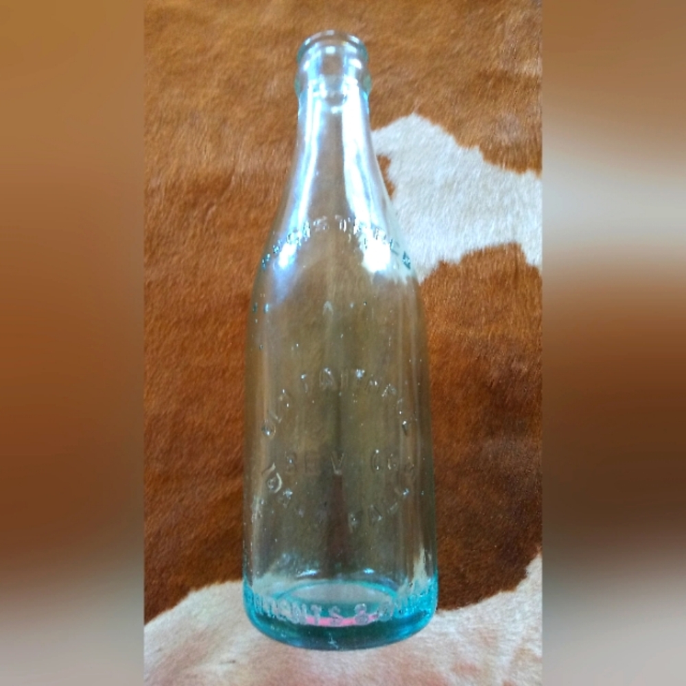 VINTAGE - OLD FAITHFULL IDAHO FALLS CO. RARE 1920'S EMBOSSED SODA BOTTLE.